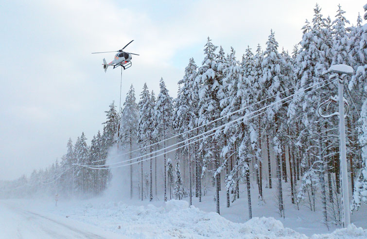 Snölast avlägsnas med helikopter