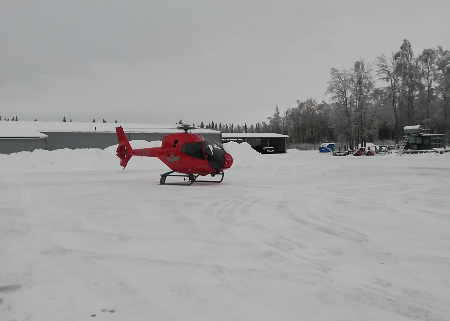 Besiktning av elnätet med helikopter (1)